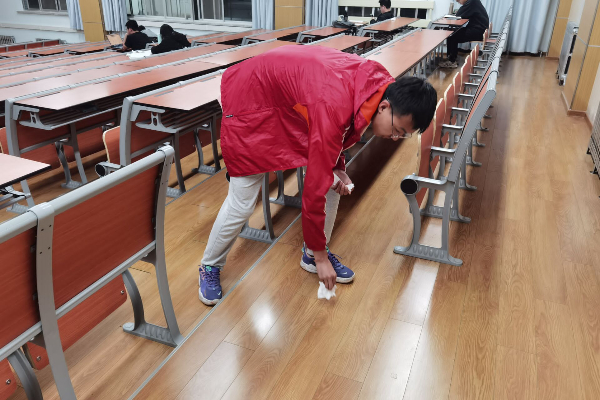 清理教室垃圾.jpg