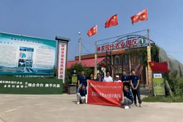 团队成员与庄园负责人在庄园门口合影_副本.jpg