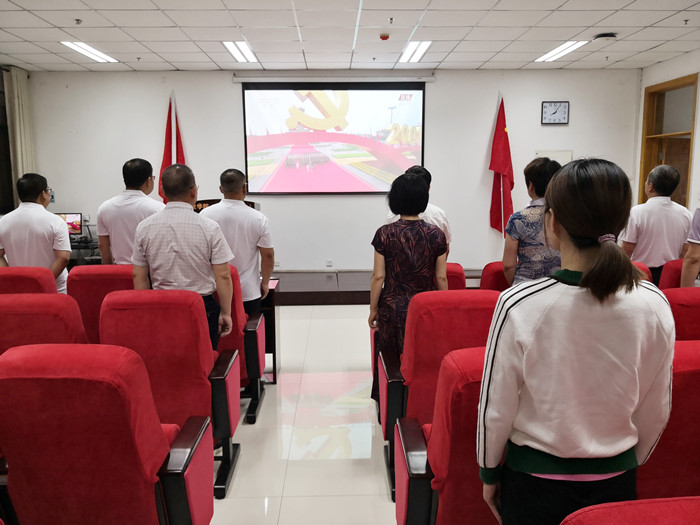 bat365在线平台官方网站集体观看七一庆祝大会现场_副本.jpg