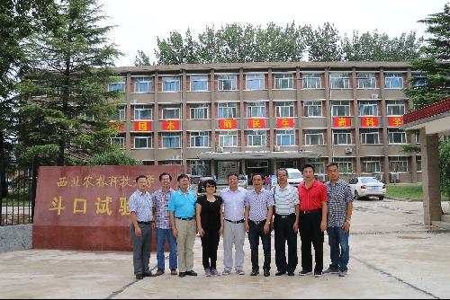 张教授与bat365在线平台官方网站专家参观合影