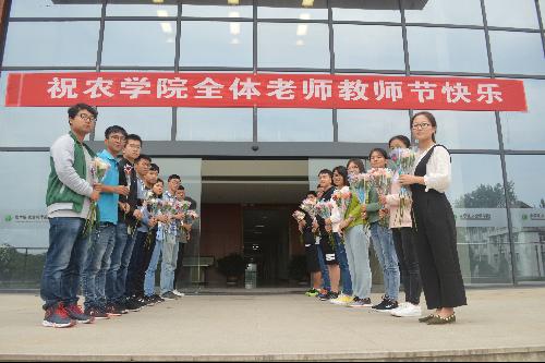 同学列队恭候老师们的到来